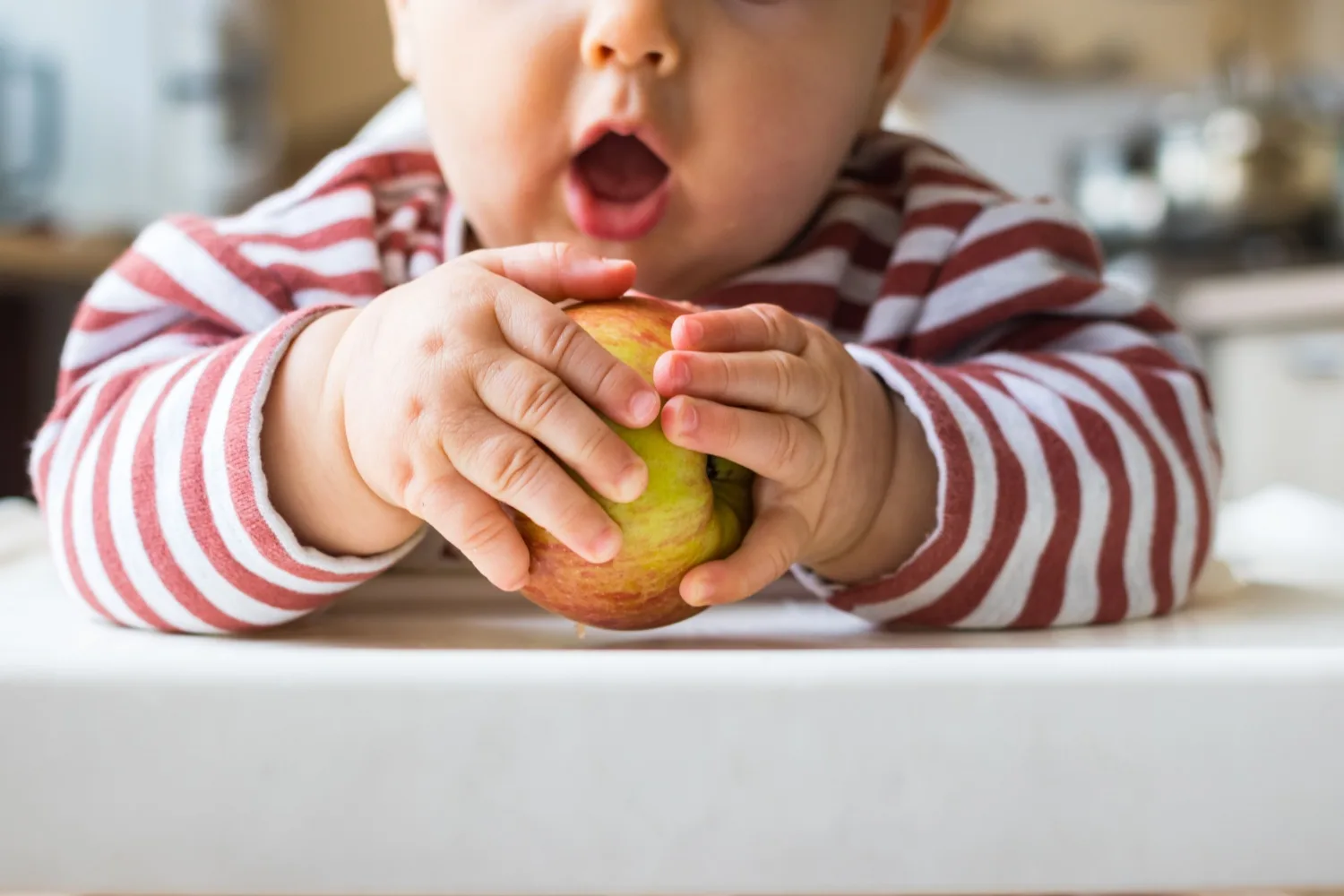 Bebeklerde Ek Gıdaya Geçiş Dönemi: Ne Zaman ve Nasıl Olmalı?